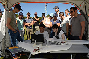 Etudiants avec drone