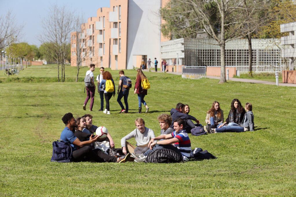 IMT-Albi-eleves-sur-herbe