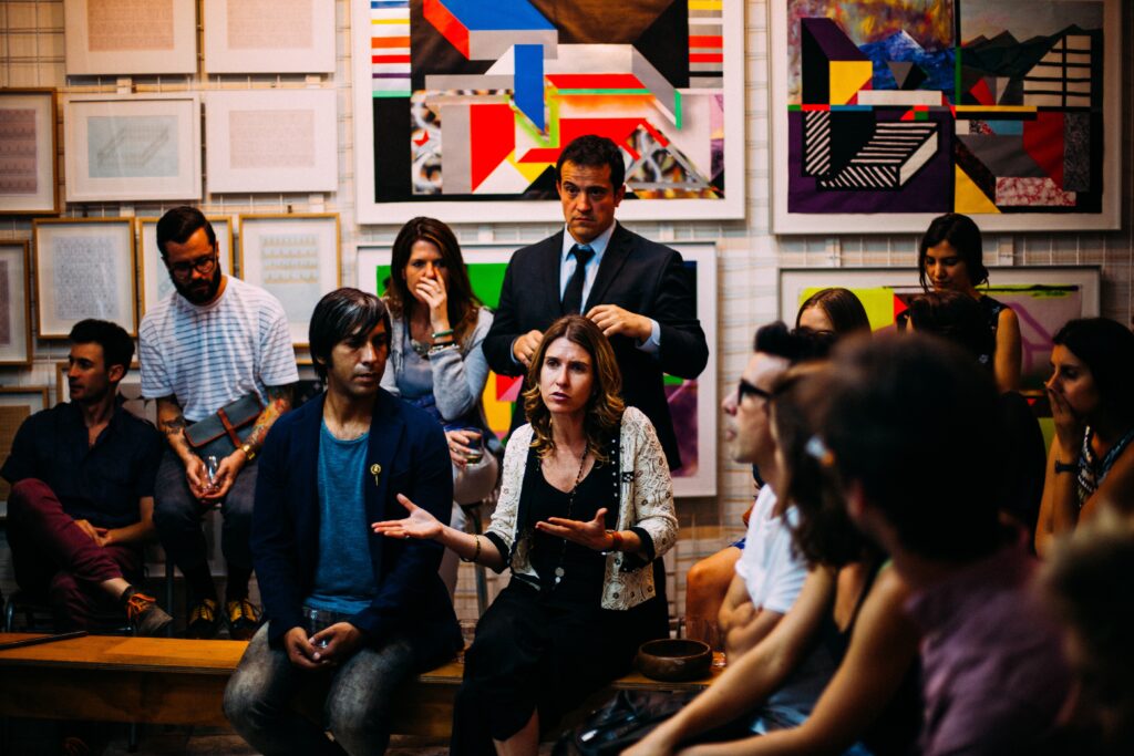 femme discutant face à un groupe