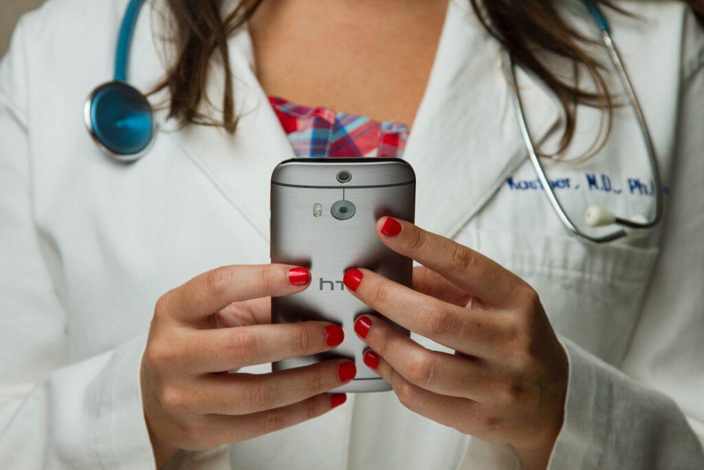 médecin-tenant-un-smartphone