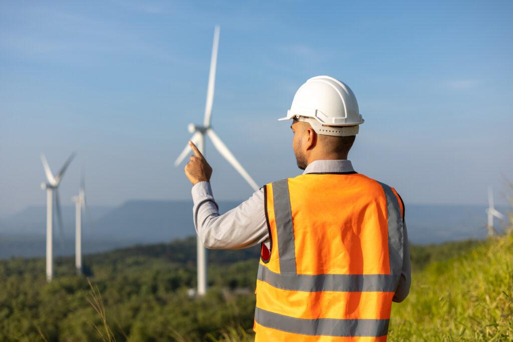 ingénieur devant des éoliennes